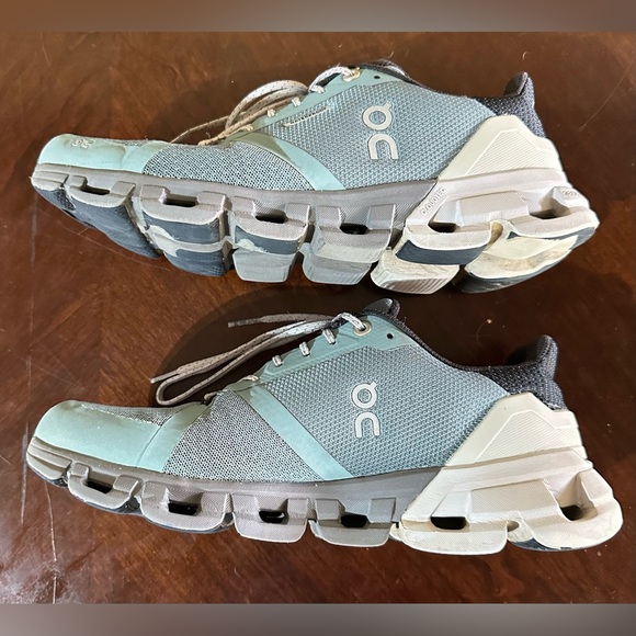 On Cloudflyer Sea/Glacier - women’s 8.5 - Picture 6 of 6